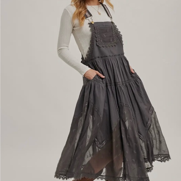 Lace embroidererd  bib dress - Picture 4 of 4